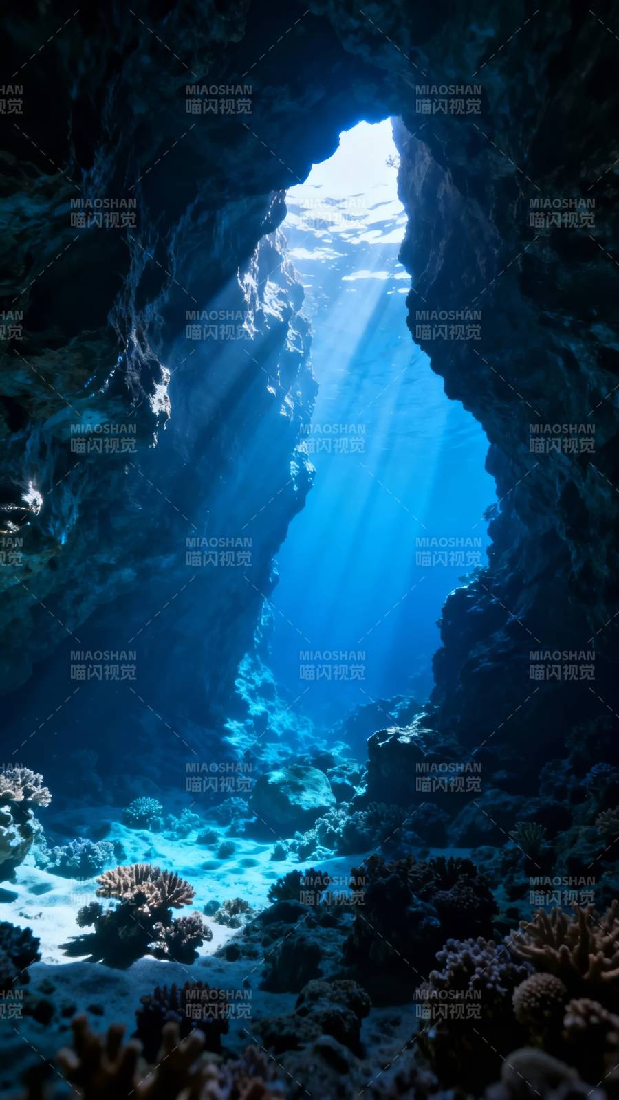 海底洞穴 光柱穿幽蓝图片