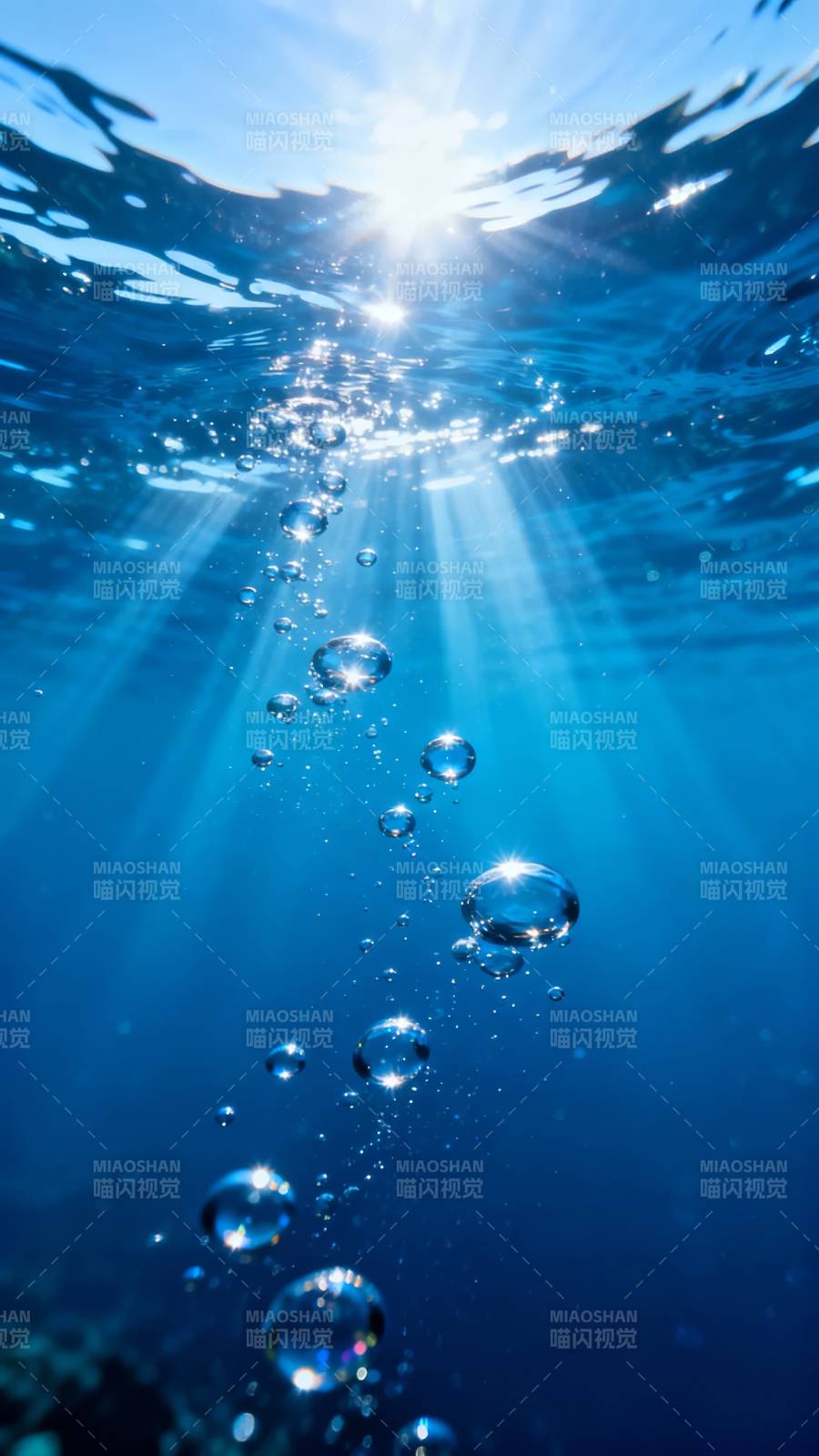 阳光穿透深海气泡舞图片