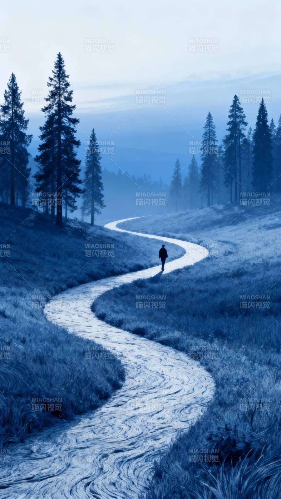 蓝雾小径 孤影前行图片