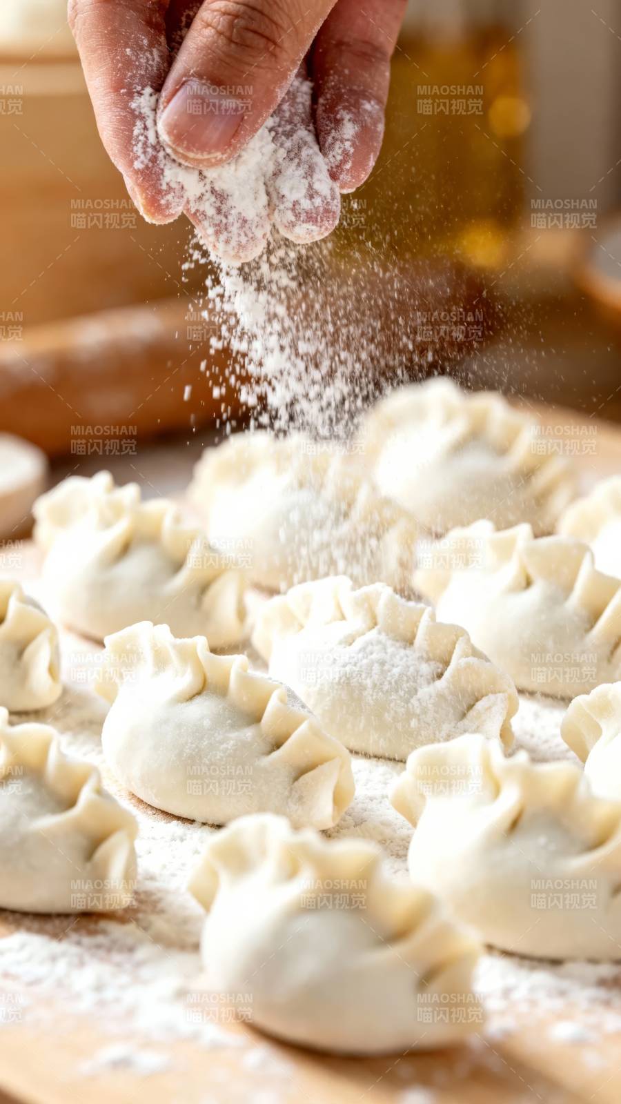撒粉包饺子 手工美味待蒸图片