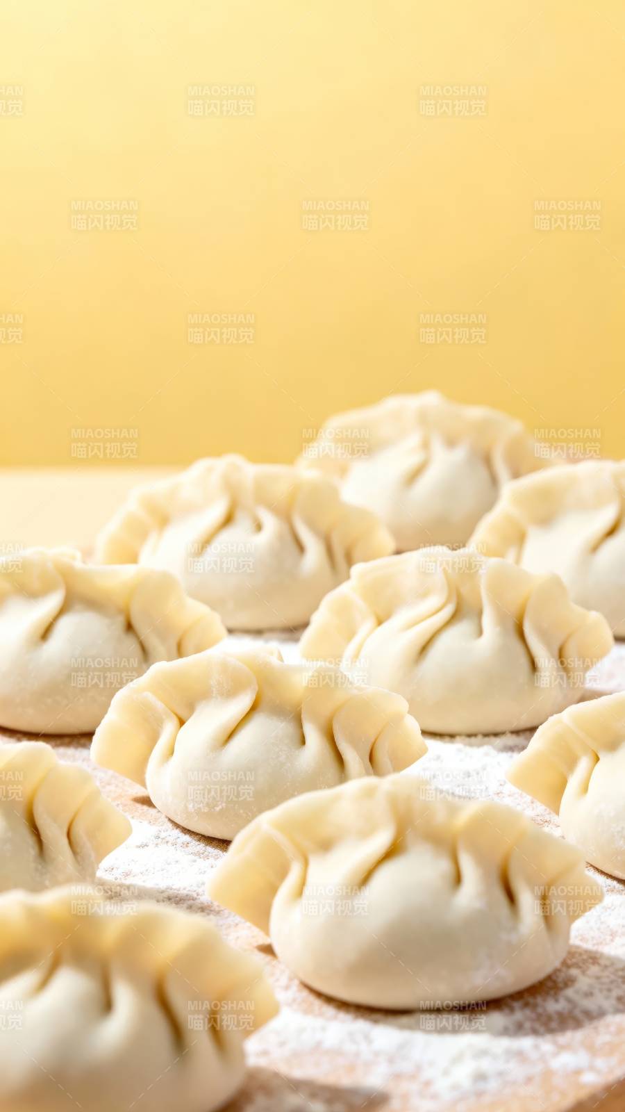 金黄背景下的手工饺子图片