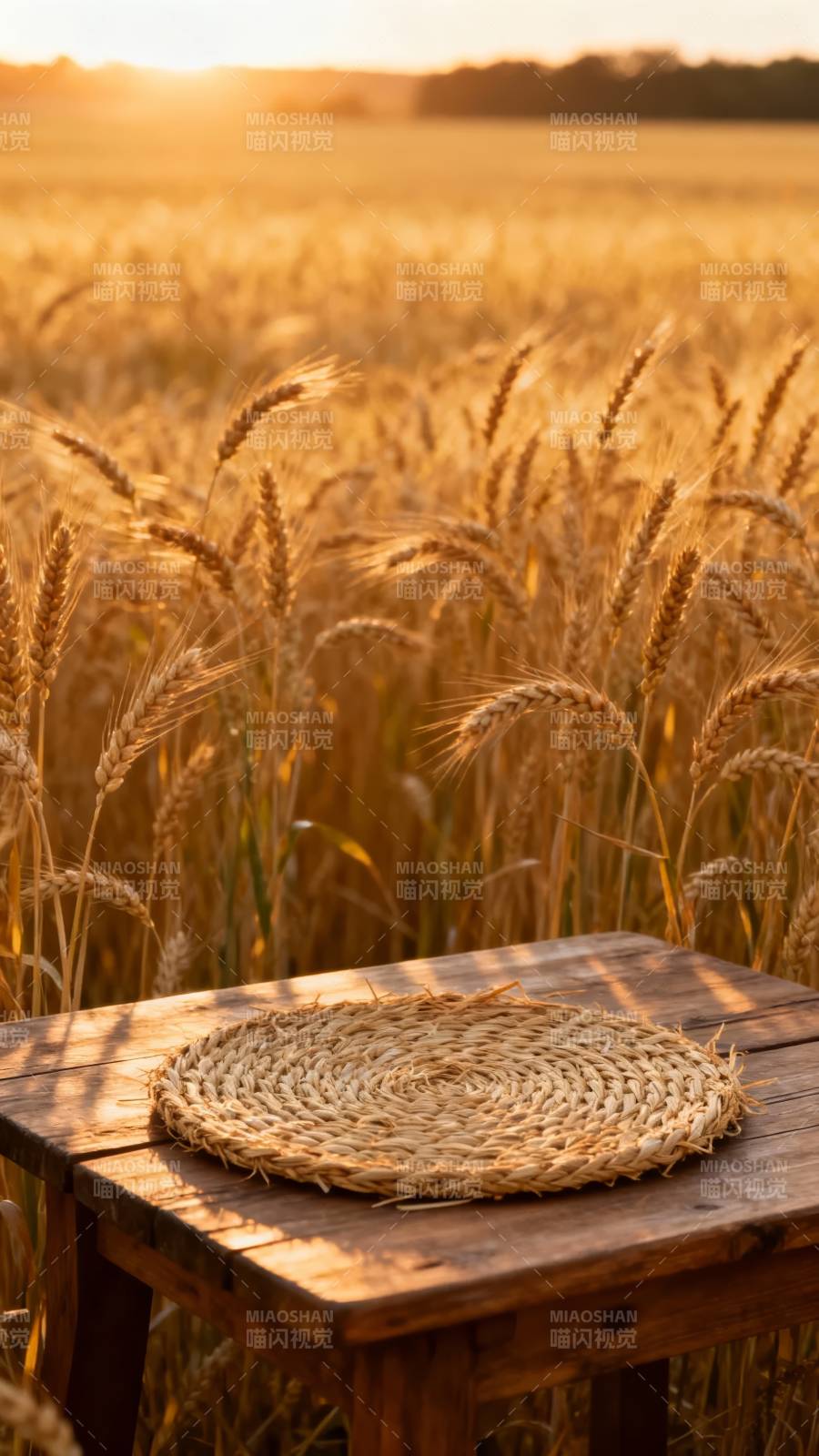 麦田夕阳 木桌草垫静景图片