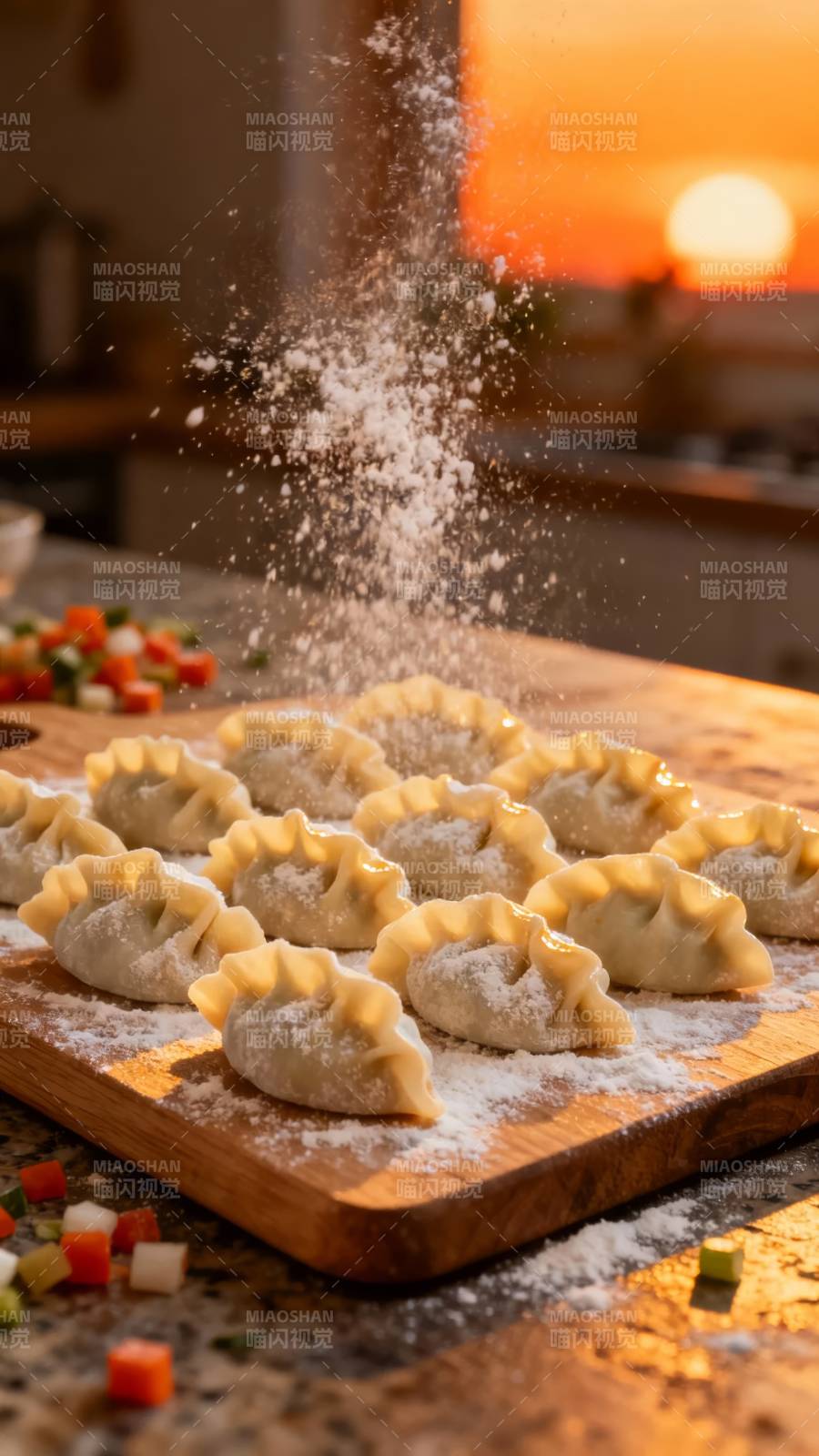 夕阳下撒粉的饺子图片