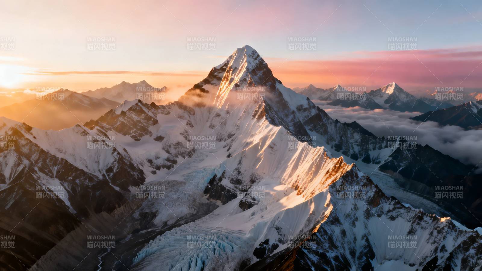 雪山日出 霞光映峰顶图片