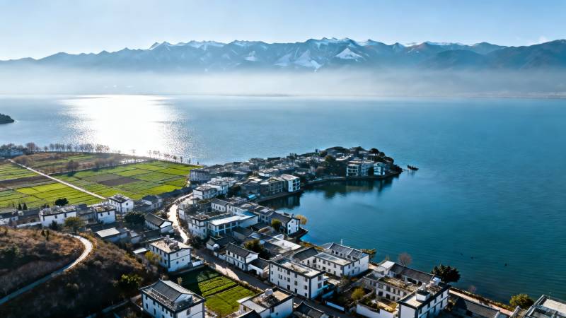 湖光山色映白族村落图片