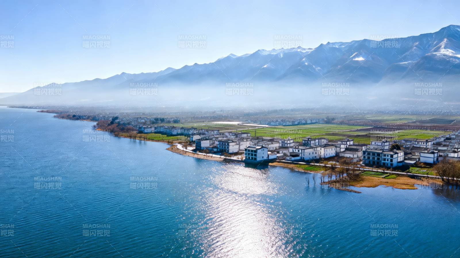 湖光山色映小镇图片