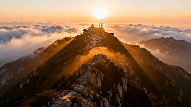 云海日出 山顶金光万丈图片