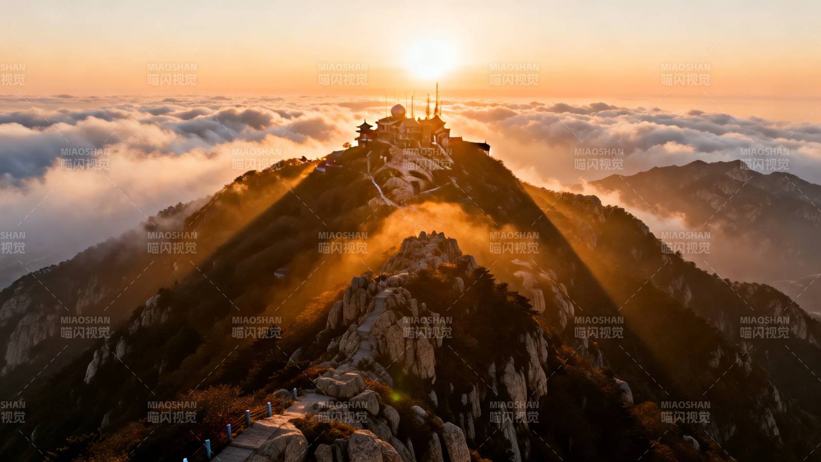 云海日出 山顶金光万丈图片