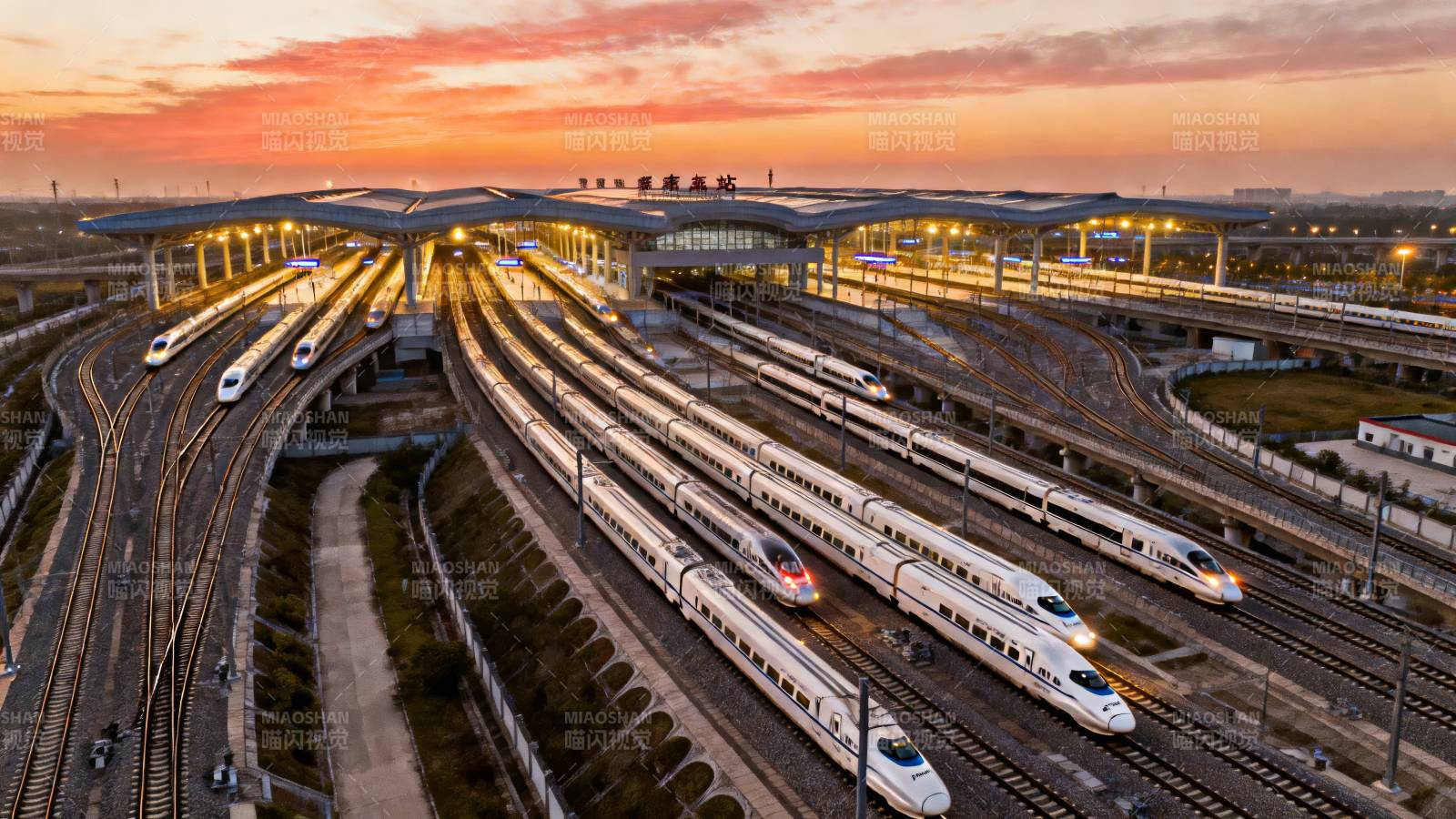高铁站黄昏列车如龙图片