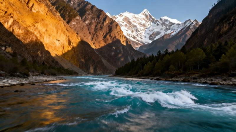 雪山映碧流 峡谷金辉耀图片