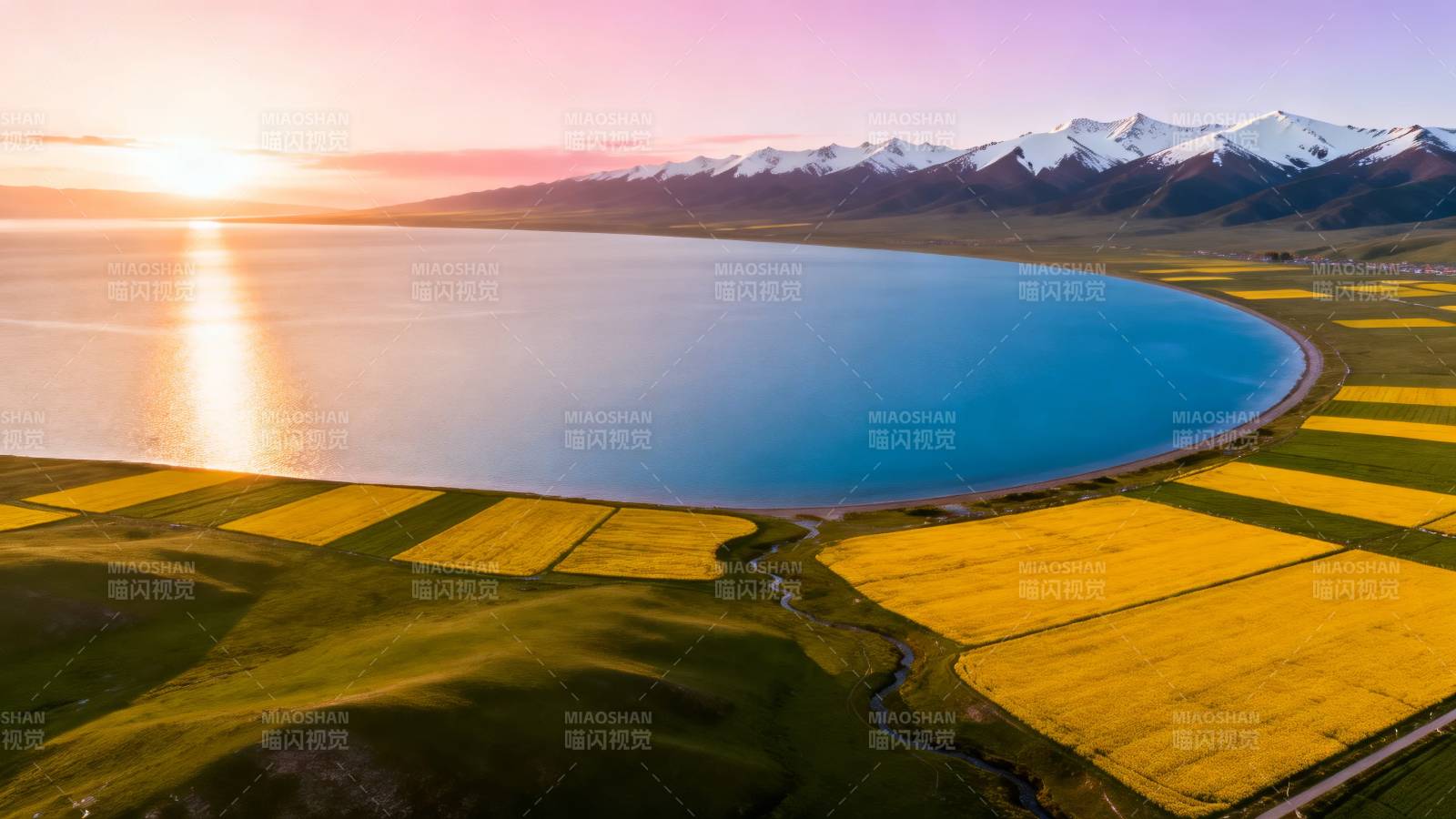 湖光山色映金黄田野图片