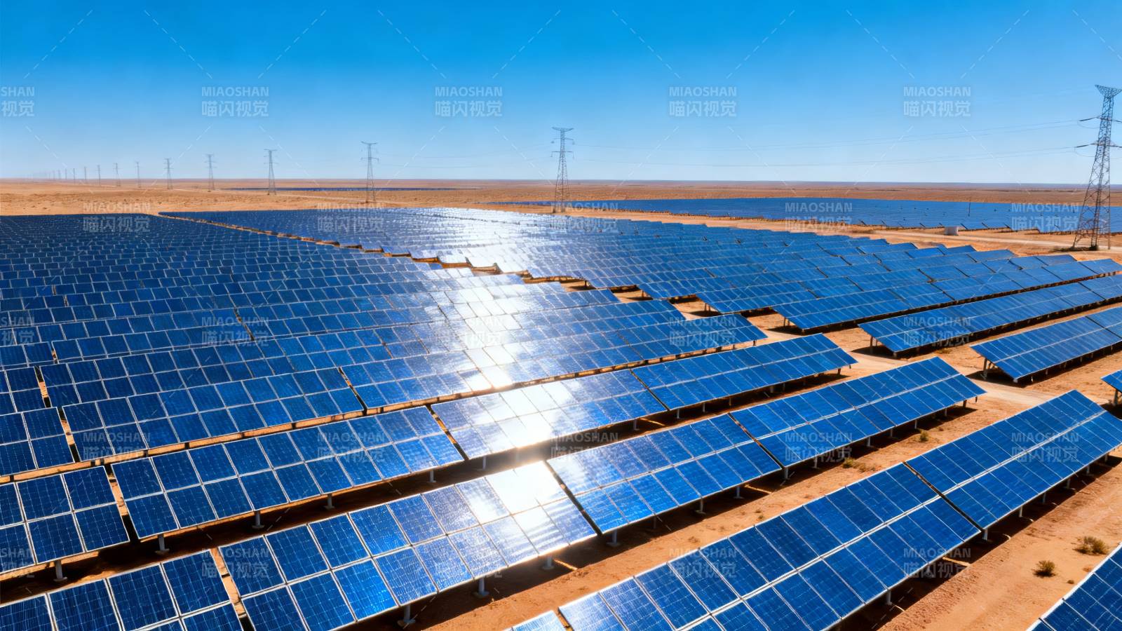 沙漠光伏阵列 蓝天映蓝板图片