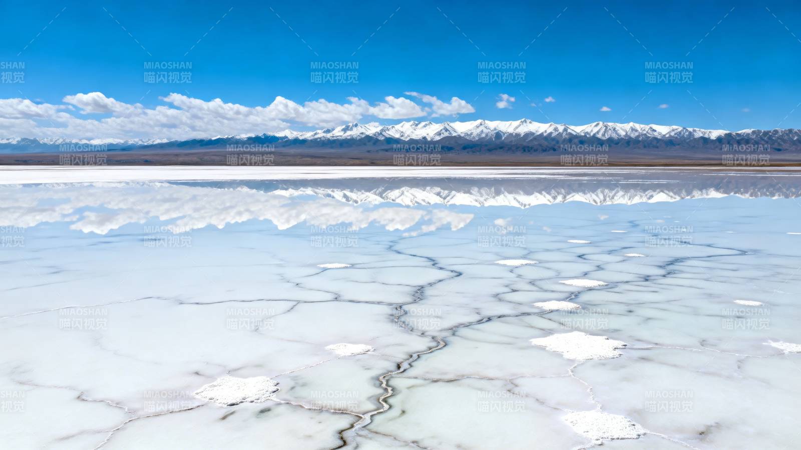 雪山倒映盐湖 天地一色图片