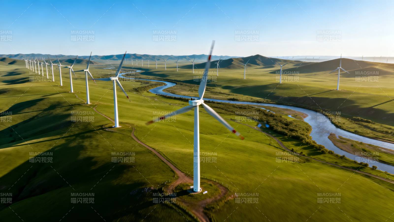 草原风车列阵 绿野蜿蜒河图片
