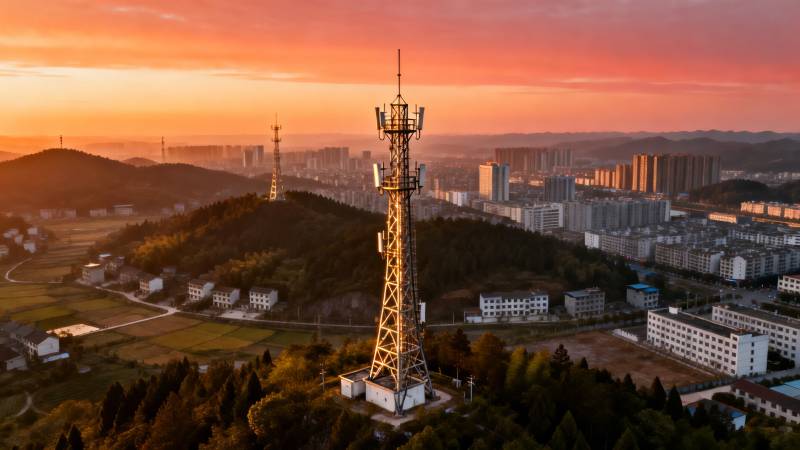 夕阳下的通信塔与城市远景图片