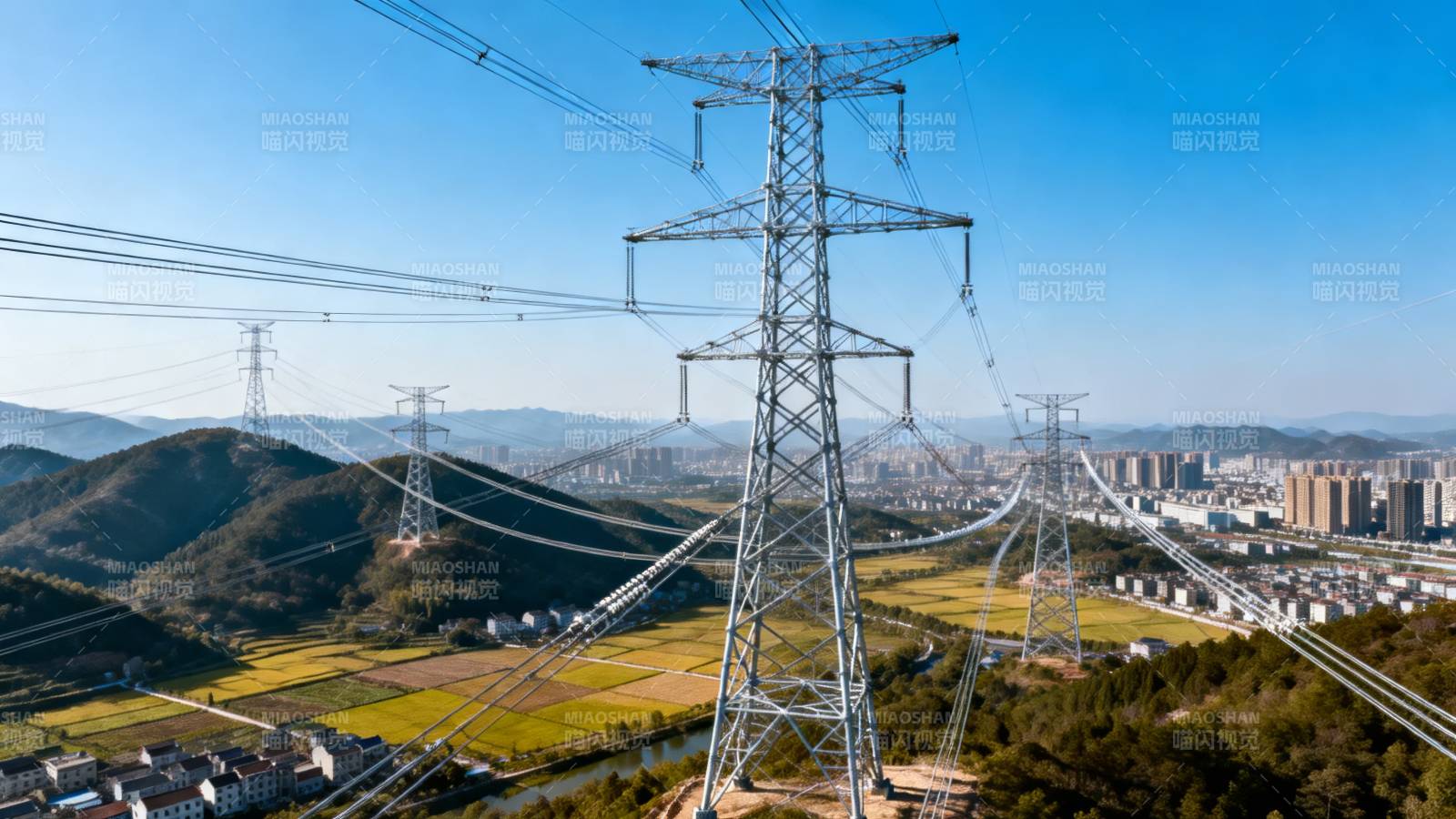 高压电塔矗立山野城乡间图片