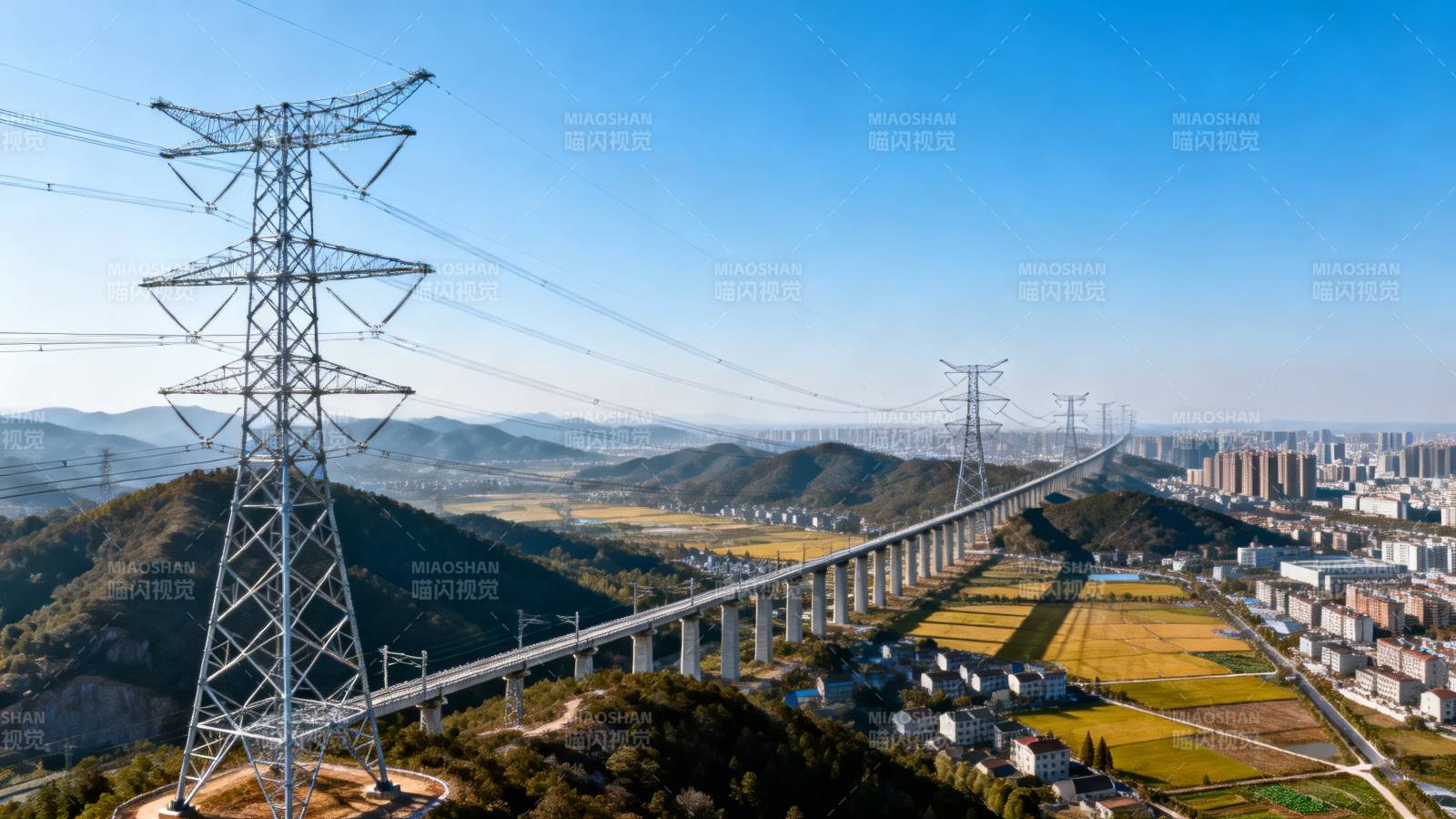 高压电塔穿山越岭送光明图片