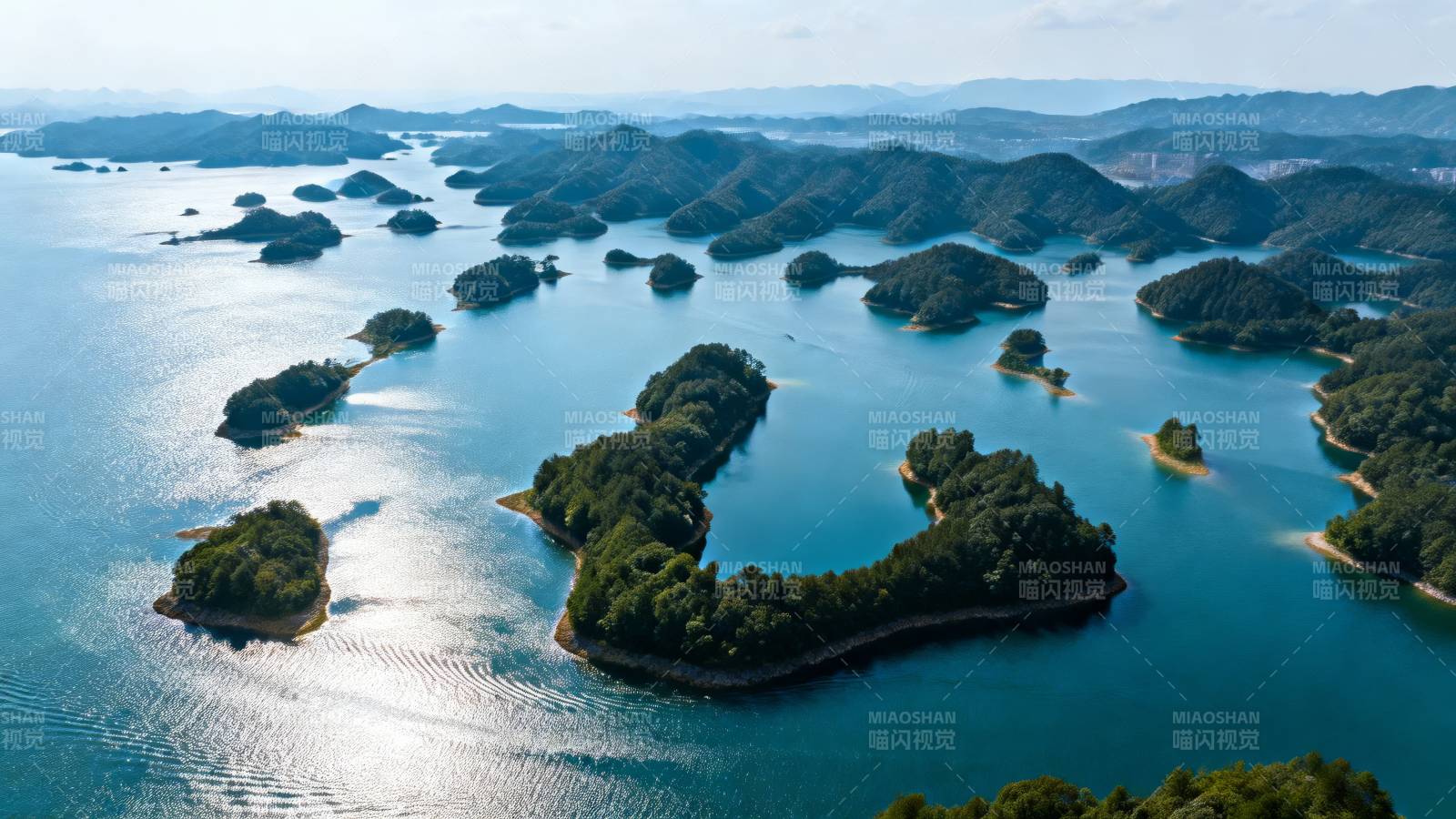 千岛湖碧波万顷 绿岛如珠图片