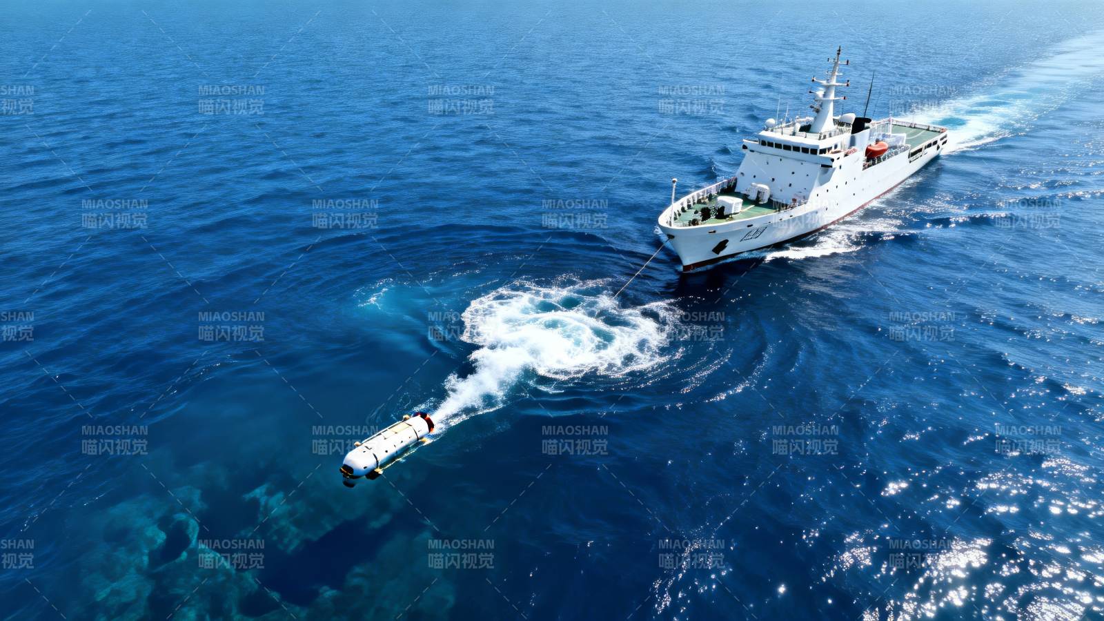 船拖潜艇 海面航行中图片