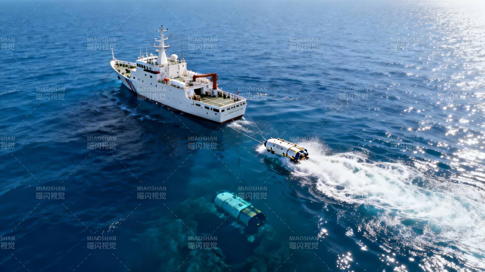 深海科考船与潜水器作业中图片
