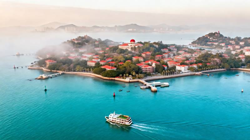 雾绕红顶岛 碧波游船行图片