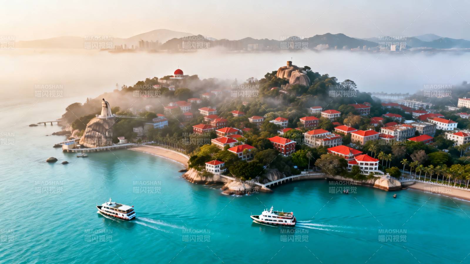 雾绕红顶岛 双船破碧浪图片