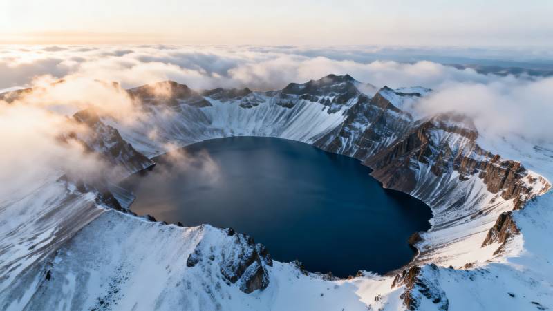 雪覆天池 云海环绕图片