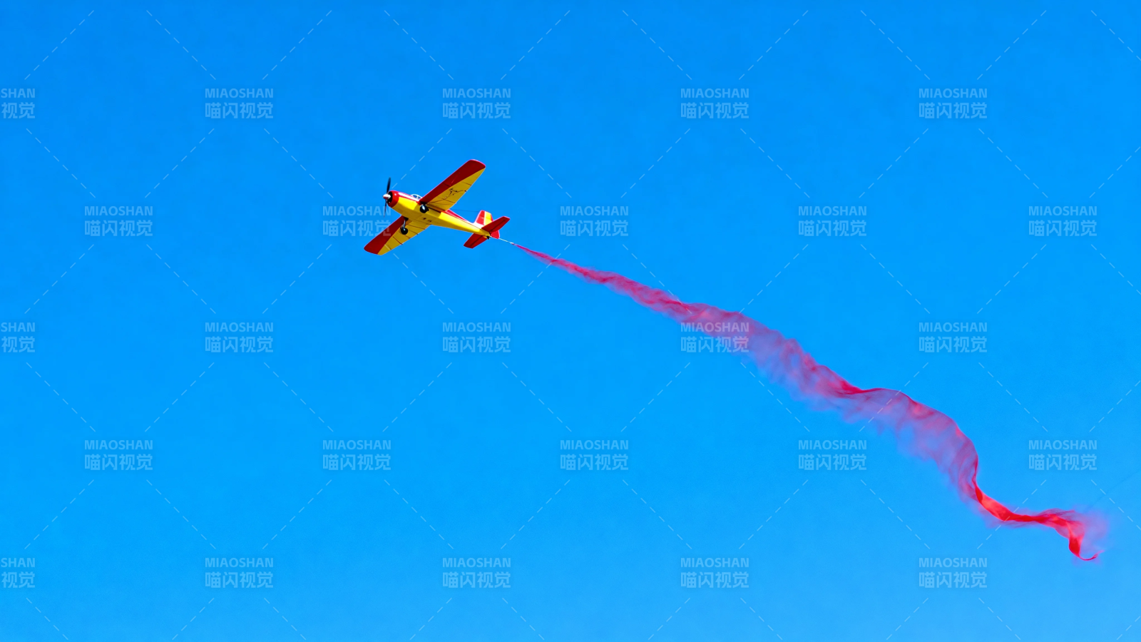 黄机红烟划蓝天图片