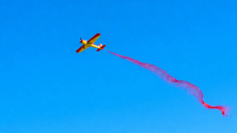 黄机红烟划蓝天图片