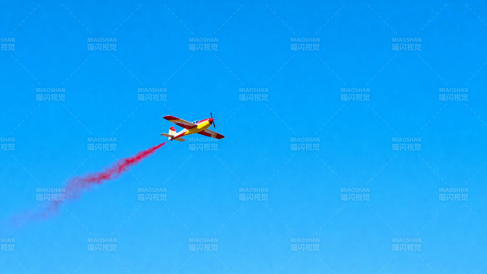 红黄飞机拉烟飞蓝天图片