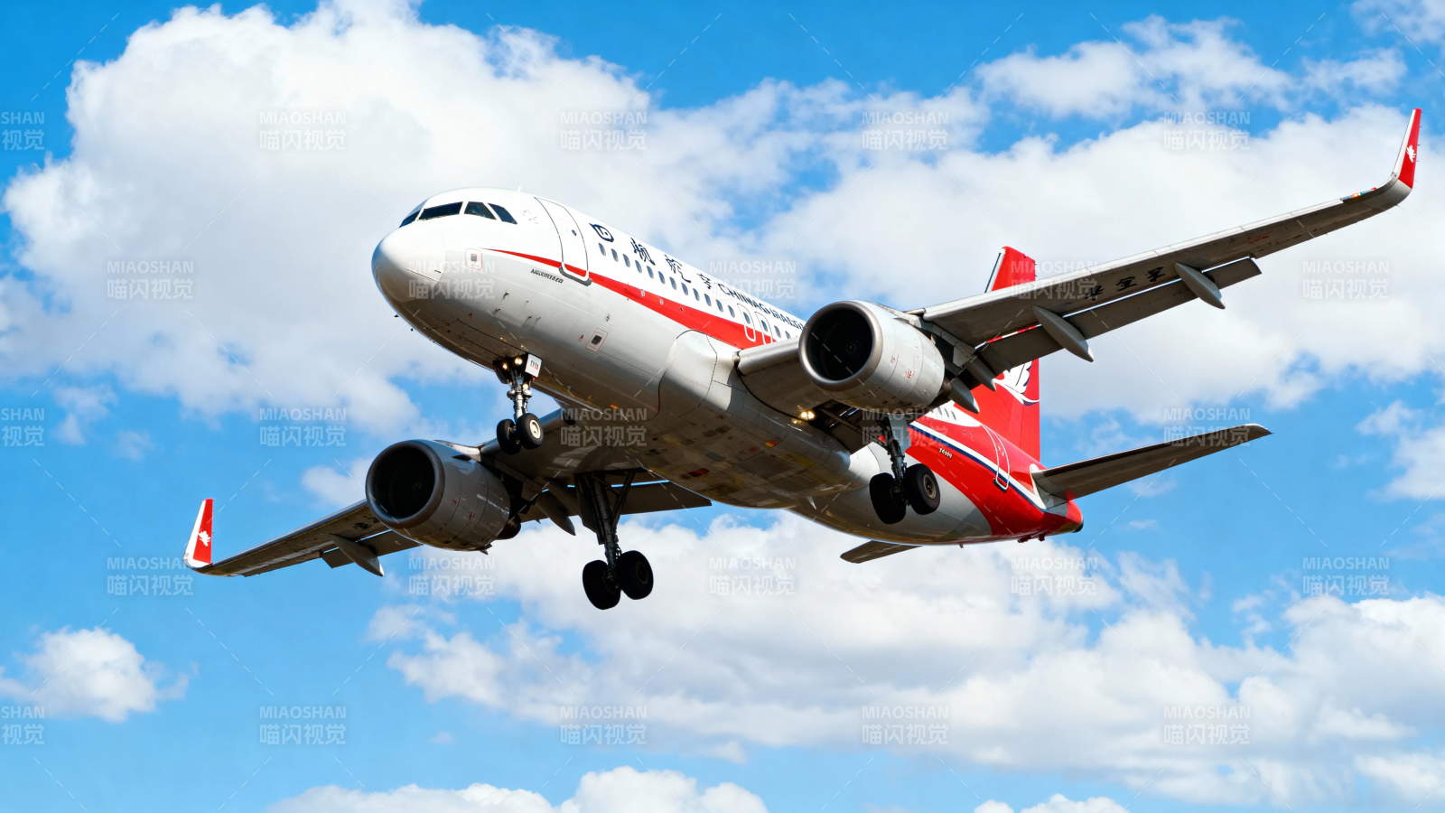 红白客机蓝天起飞图片