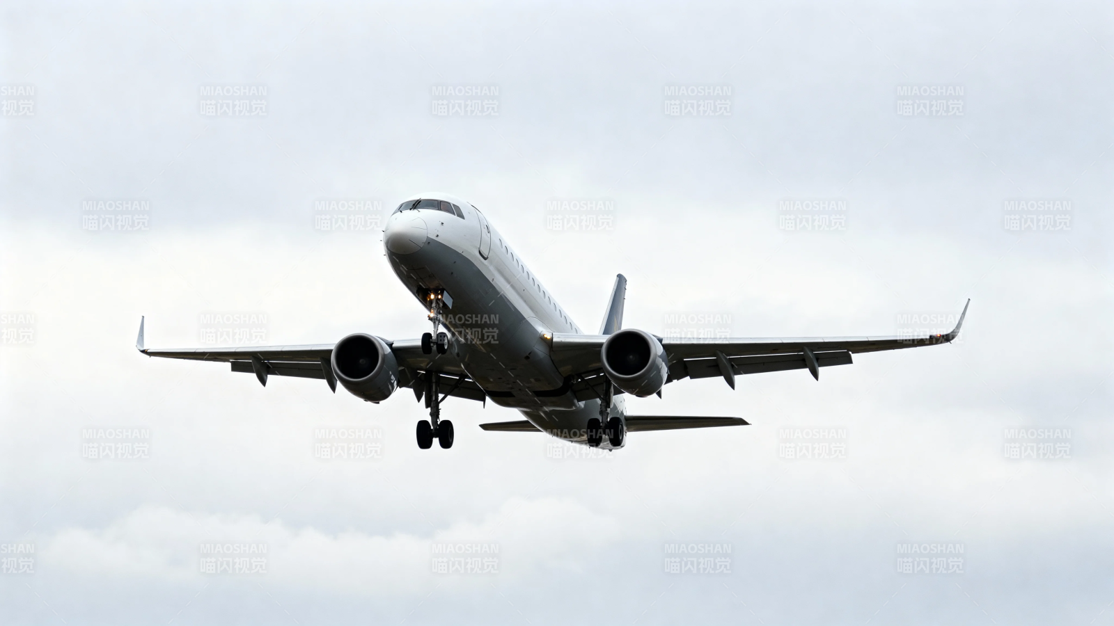 客机起飞 云层之上翱翔图片
