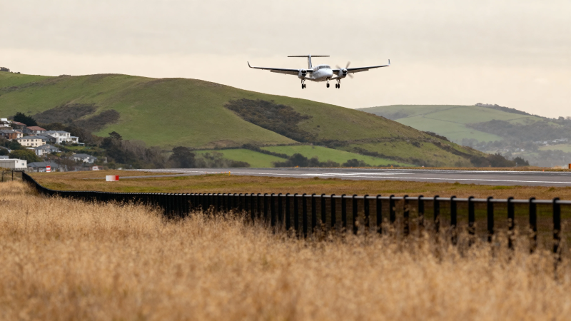 飞机降落山间机场图片