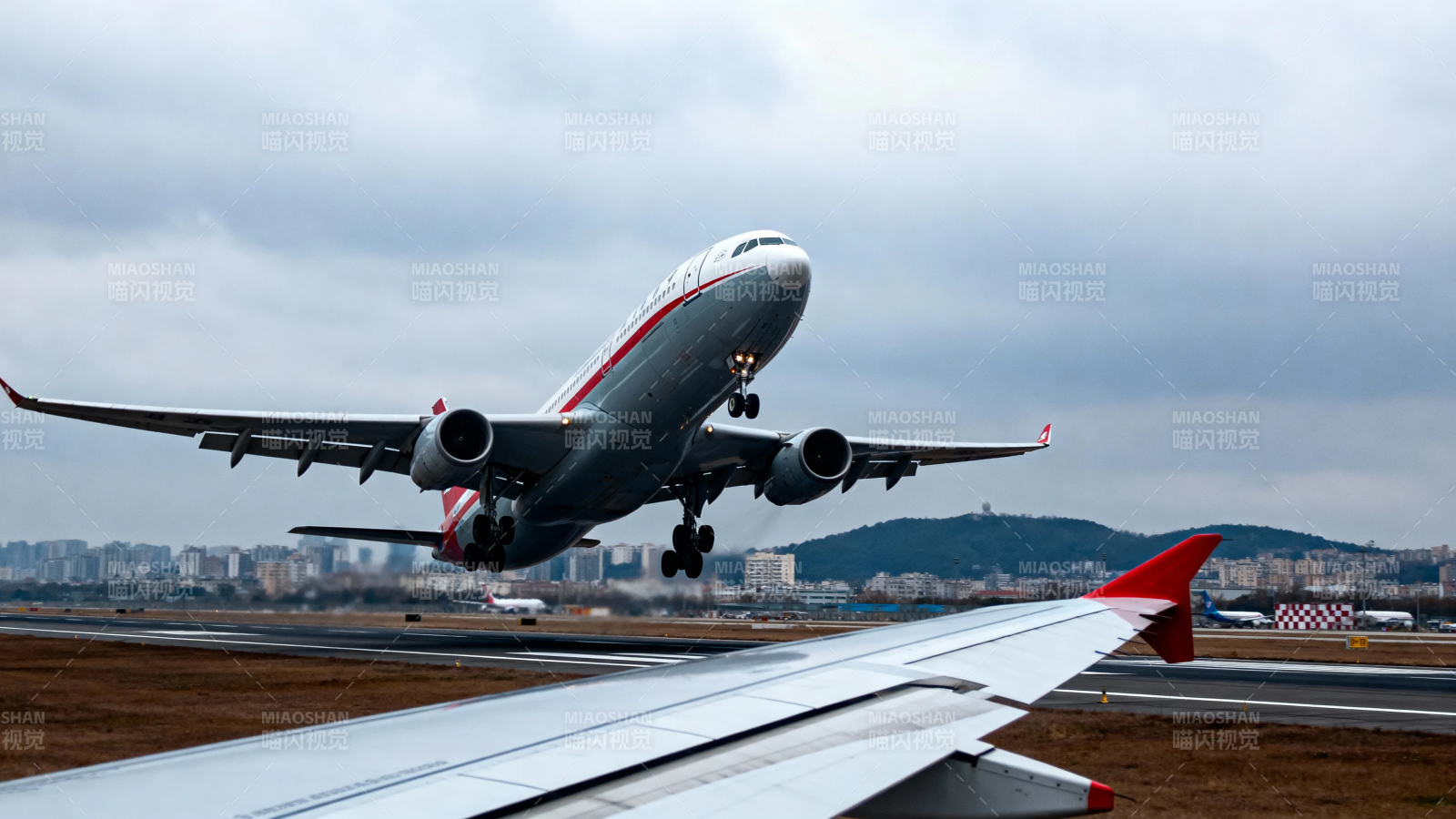 飞机起飞 云层压境图片