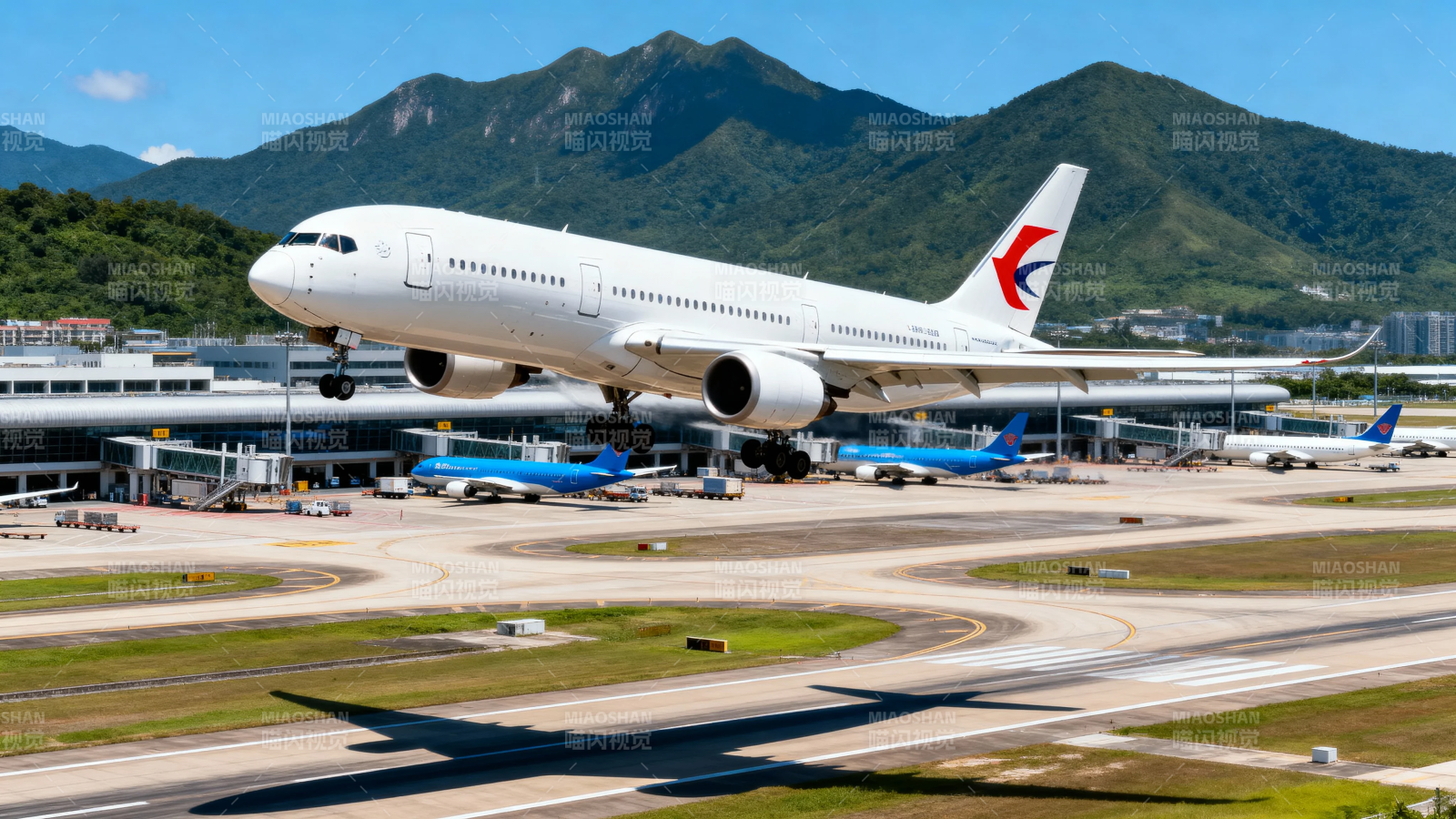 飞机起飞 山景相伴图片