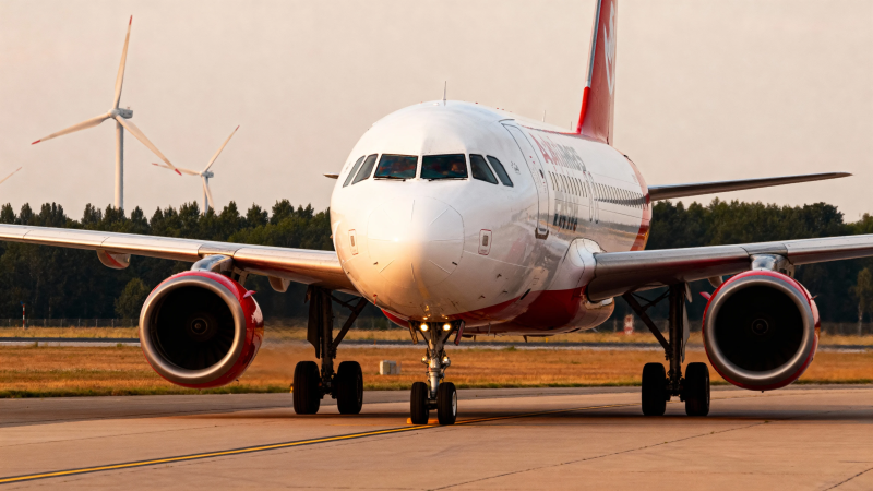 飞机跑道待飞 风车背景图片