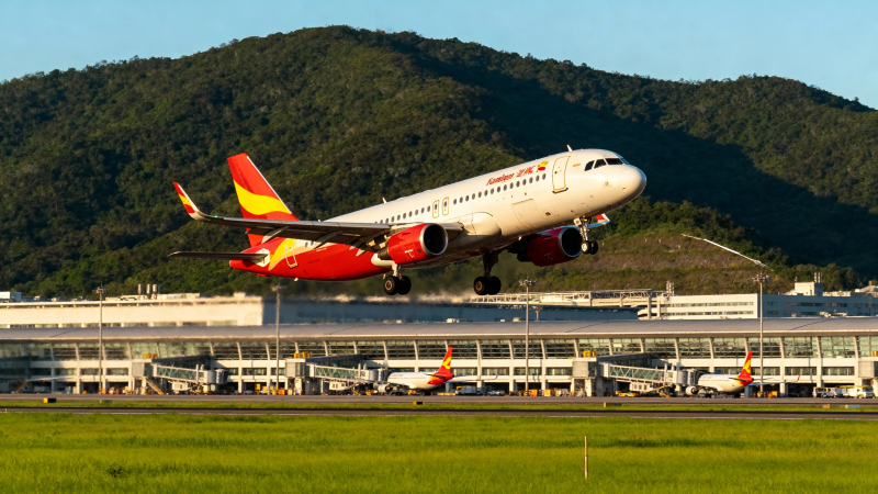 客机起飞 山景机场背景图片