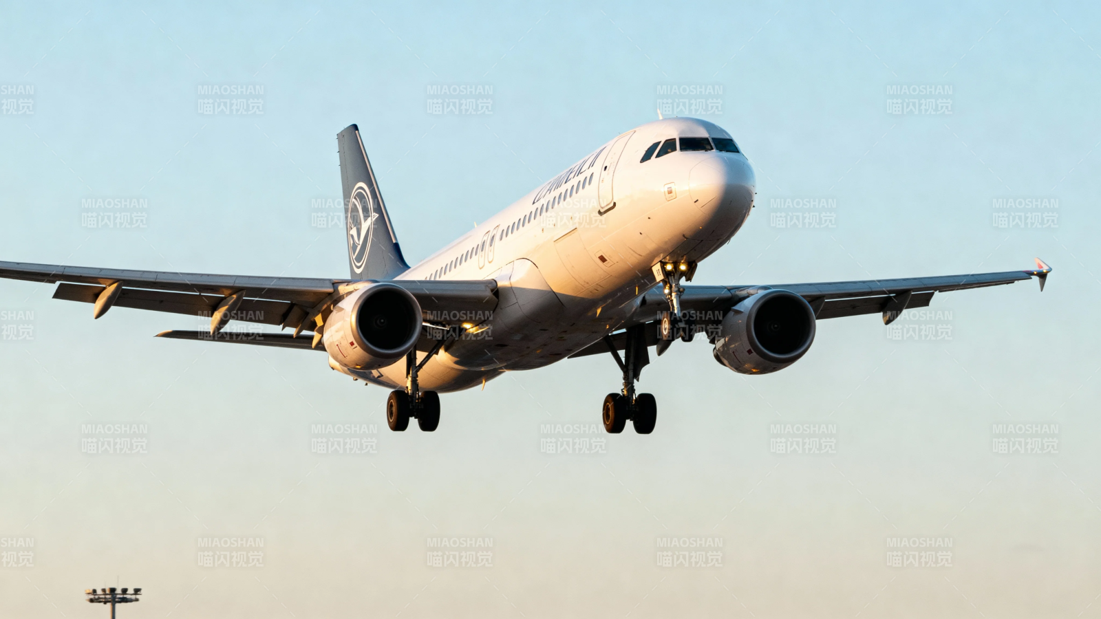客机降落瞬间 起落架已放下图片