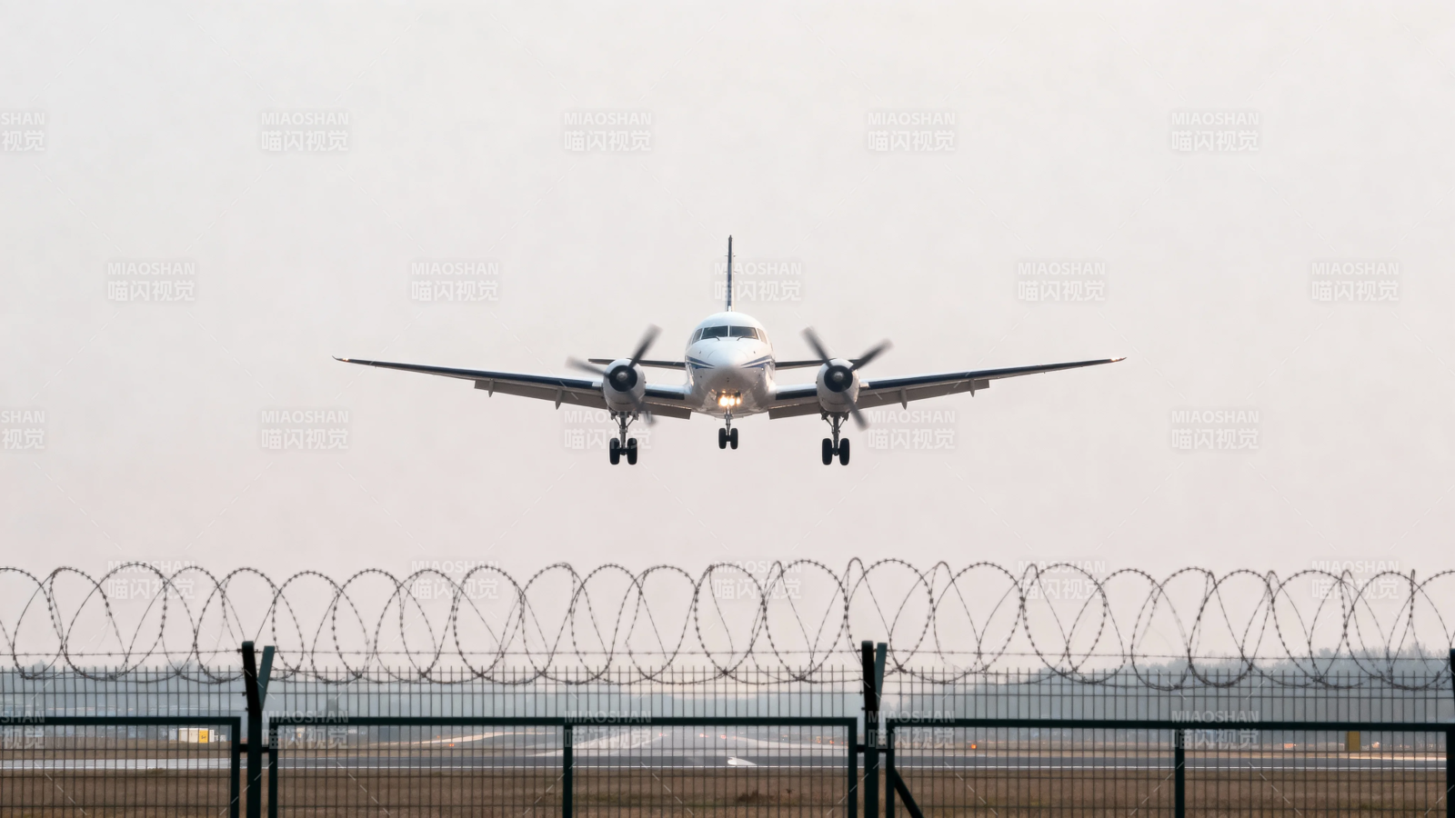 飞机降落 铁丝网前图片
