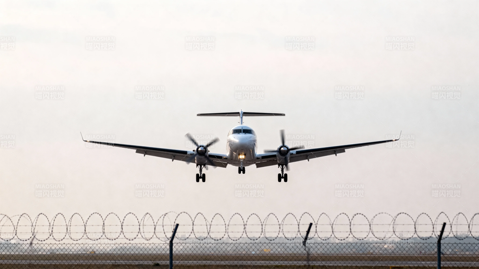 飞机降落 铁丝网前图片