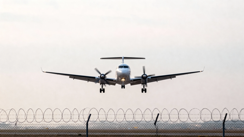 飞机降落 铁丝网前图片