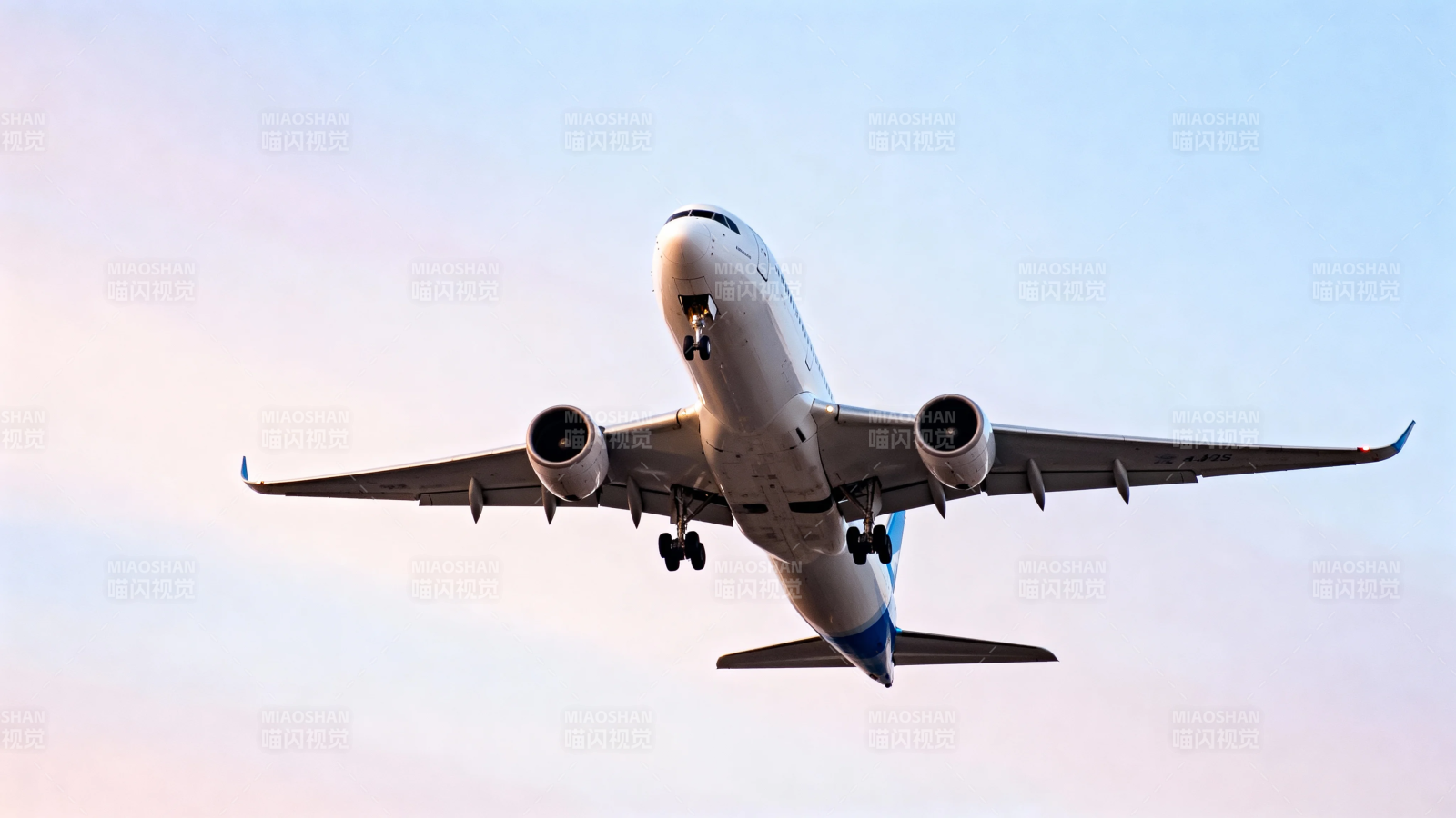 飞机起飞 冲向蓝天图片