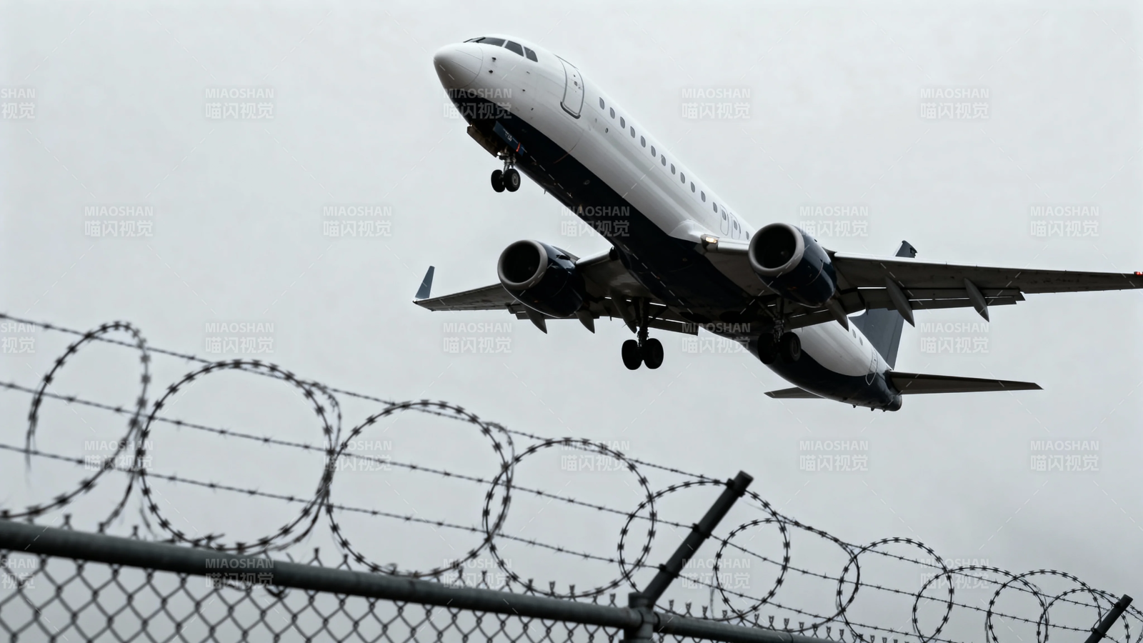 飞机起飞 铁丝网前景图片