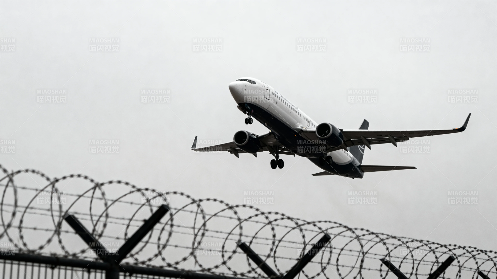飞机起飞 铁丝网围栏背景图片