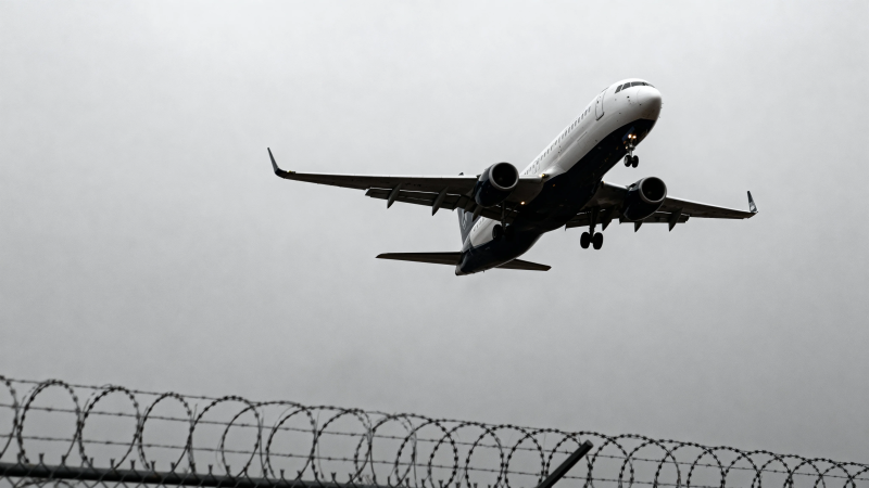 飞机起飞 铁丝网前景图片