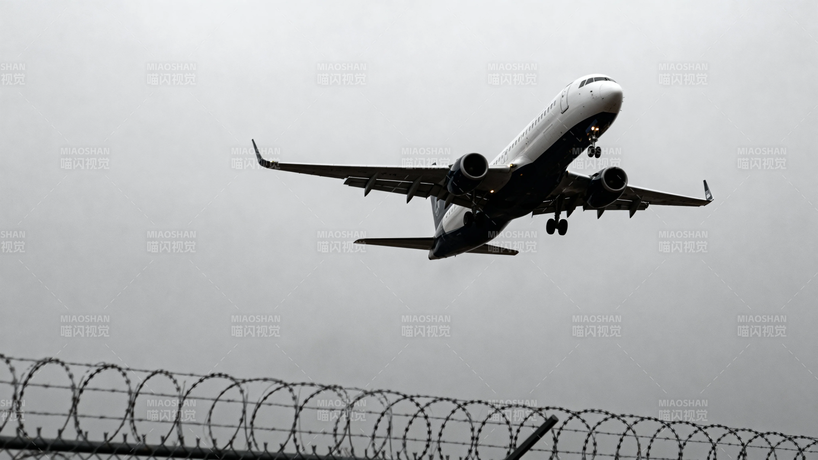 飞机起飞 铁丝网前景图片