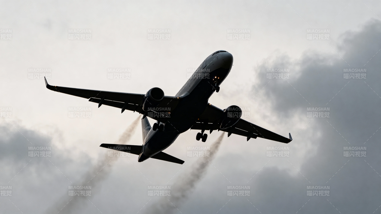 飞机穿云 双发喷烟升空图片