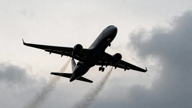 飞机穿云 双发喷烟升空图片