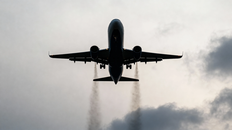 飞机穿云 双翼划破长空图片