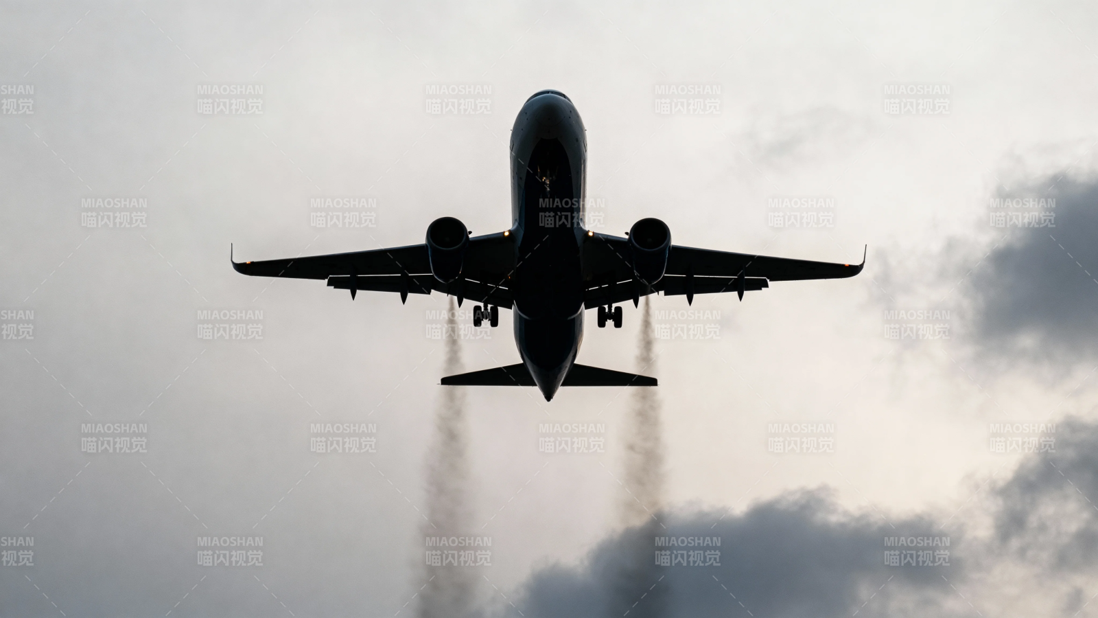 飞机穿云 双翼划破长空图片